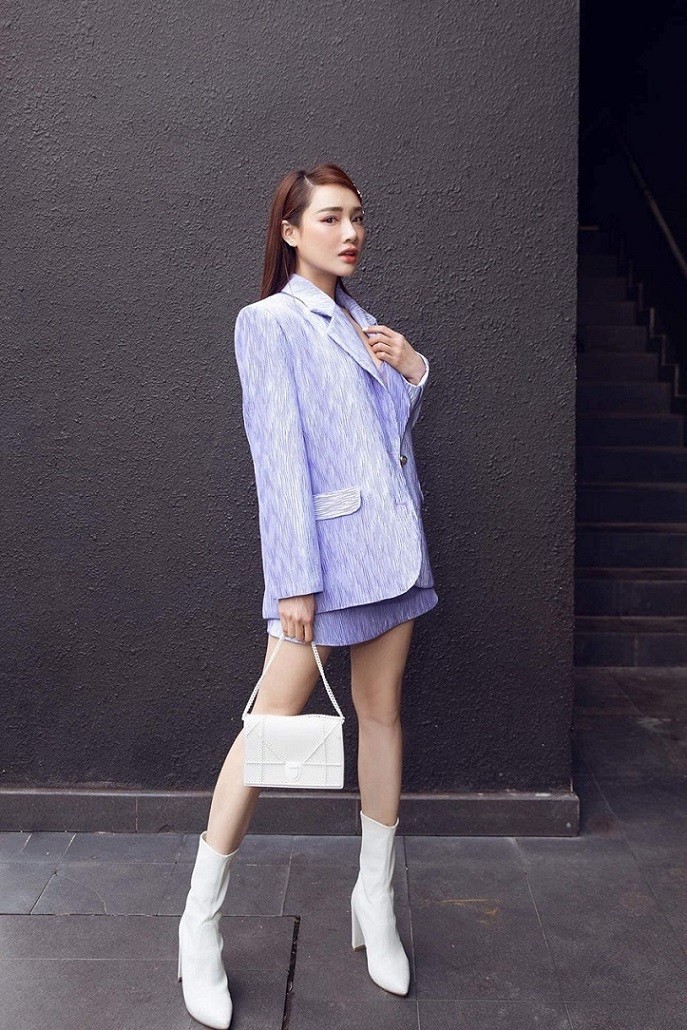 Ngắm diễn viên Nhã Phương sang trọng, thanh lịch với túi xách hàng hiệu