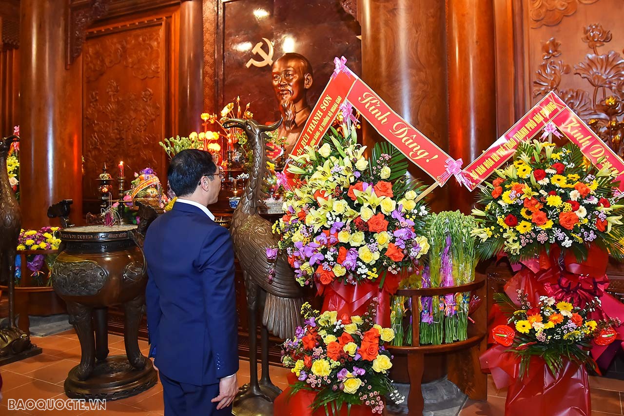 Bộ trưởng Ngoại giao Bùi Thanh Sơn dâng hương tưởng niệm Bác tại Khu di tích quốc gia đặc biệt Kim Liên, Nghệ An