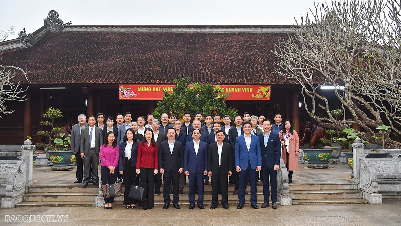 Bộ trưởng Ngoại giao Bùi Thanh Sơn dâng hương tưởng niệm Bác tại Khu di tích quốc gia đặc biệt Kim Liên, Nghệ An