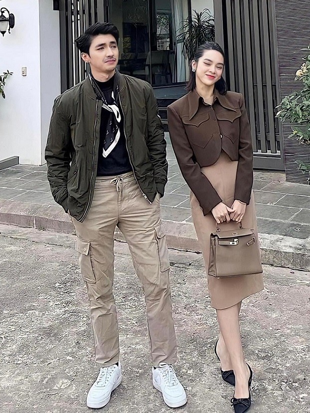 Vốn có nhiều năm kinh nghiệm trong lĩnh vực thời trang, Quỳnh Lương không gặp khó khăn khi định trang cho nhân vật Vy - nàng dâu con nhà giàu trong bộ phim truyền hình đang gây chú ý 'Đừng làm mẹ cáu'. Bên cạnh đó, cô cũng hợp tác với stylist Khúc Mạnh Quân để có phong cách công sở đậm chất tiểu thư, toát lên phong thái kiêu kỳ.