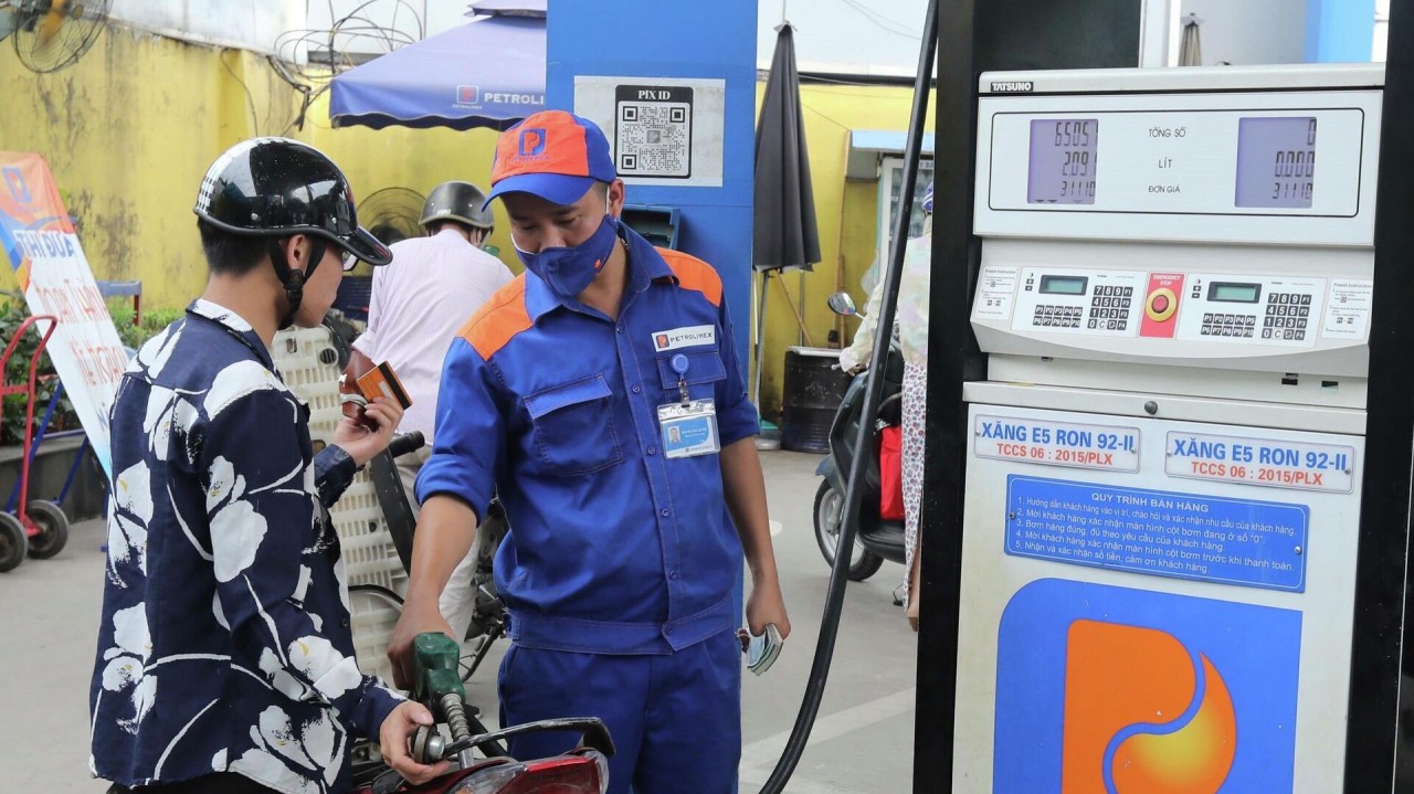 Giá xăng dầu hôm nay 20/2: Đảo ngược đà trượt dốc; giá xăng trong nước sắp tăng nhẹ?