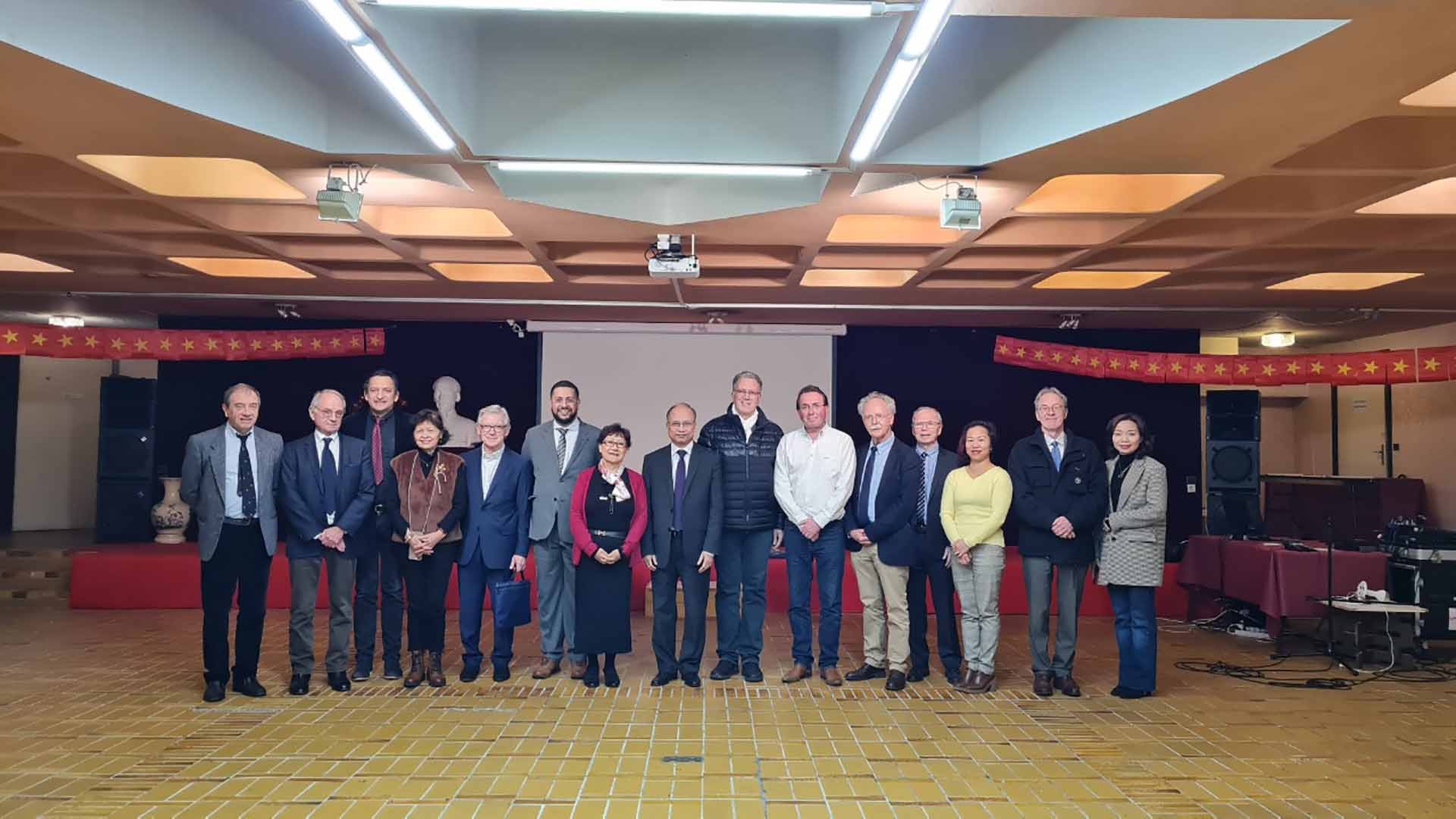 Đại sứ Đinh Toàn Thắng tiếp đại diện Liên hội y tế Pháp-Việt.