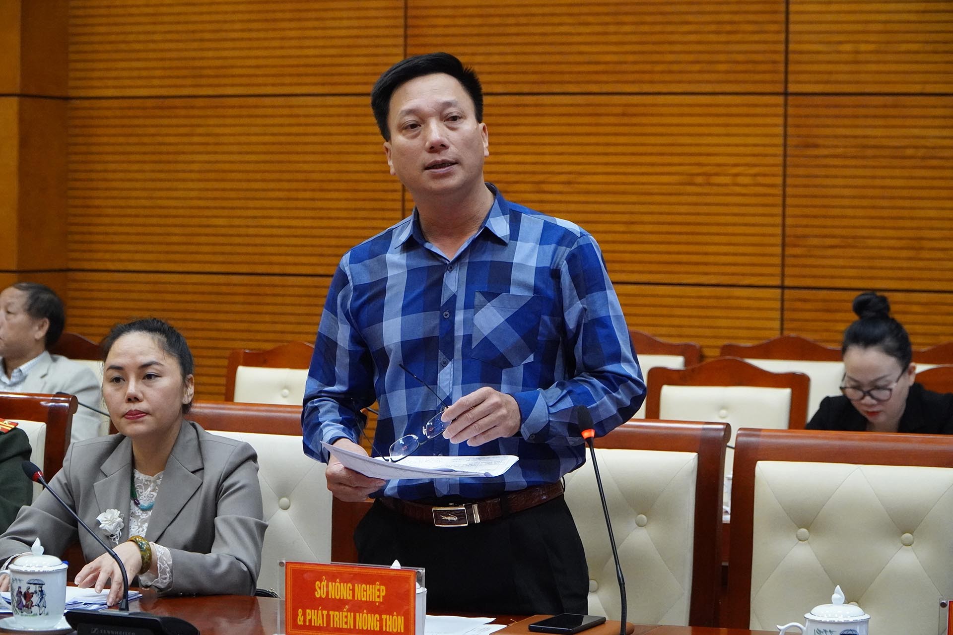 Đại diện sở Nông nghiệp và Phát triển nông thôn trả lời câu hỏi của phóng viên.