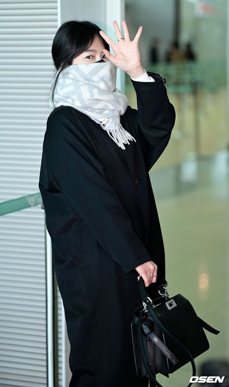 Hai nữ thần phim Hàn gây 'náo loạn' sân bay với nhan sắc không tuổi Hai nữ thần phim Hàn gây 'náo loạn' sân bay với nhan sắc không tuổi