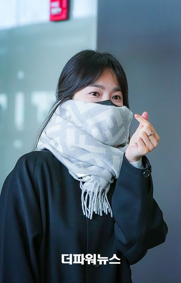 Hai nữ thần phim Hàn gây 'náo loạn' sân bay với nhan sắc không tuổi Hai nữ thần phim Hàn gây 'náo loạn' sân bay với nhan sắc không tuổi