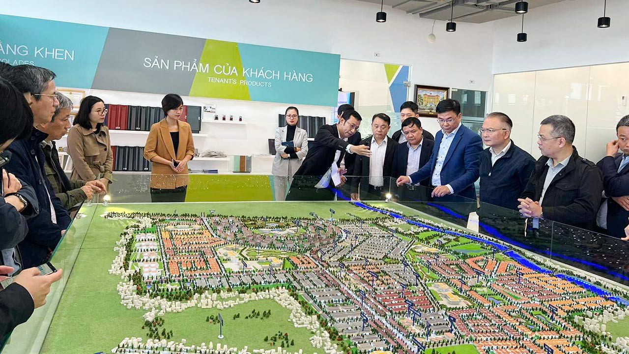 Đoàn Trưởng cơ quan đại diện Việt Nam ở nước ngoài thăm các khu công nghiệp tại Nghệ An