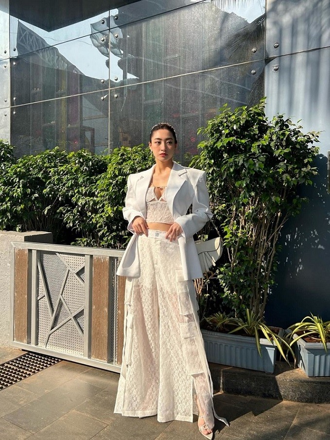 Hoa hậu Lương Thùy Linh đang có chuyến công tác ở Ấn Độ. Chiều 20/2, Hoa hậu diện trang phục, phụ kiện ton-sur-ton trắng đến dự một hoạt động ở Mumbai.