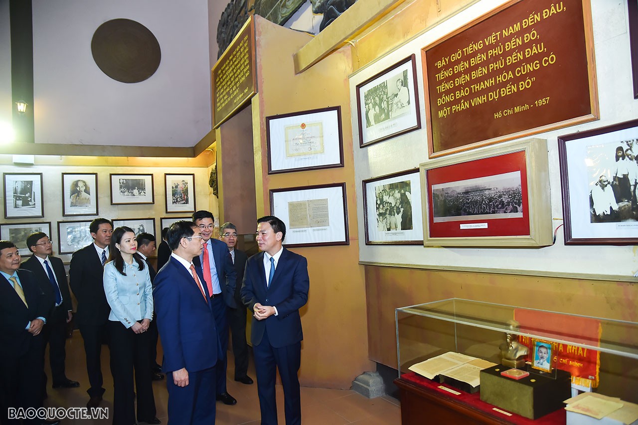 Bộ trưởng Ngoại giao Bùi Thanh Sơn dâng hương tại Khu văn hóa tưởng niệm Chủ tịch Hồ Chí Minh, tỉnh Thanh Hóa