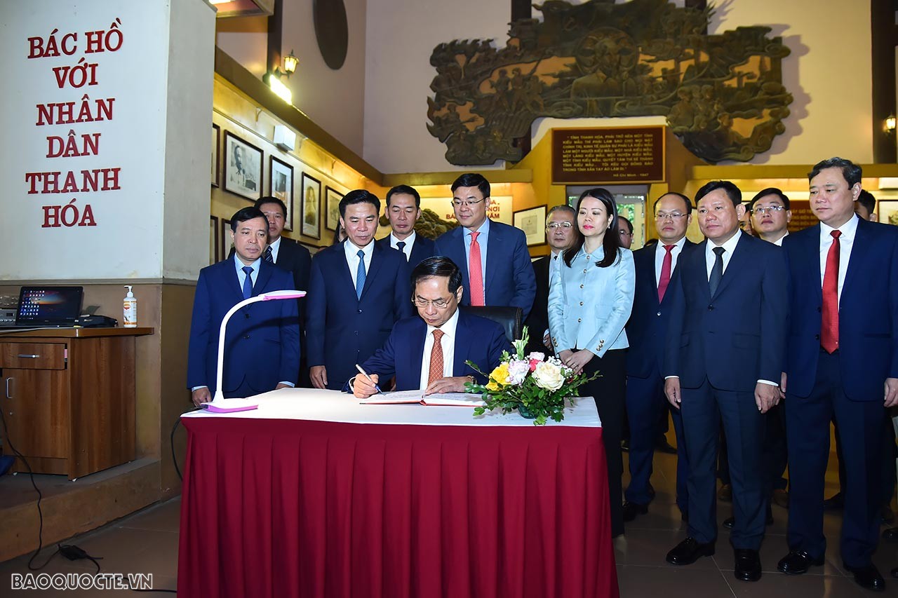 Bộ trưởng Ngoại giao Bùi Thanh Sơn dâng hương tại Khu văn hóa tưởng niệm Chủ tịch Hồ Chí Minh, tỉnh Thanh Hóa