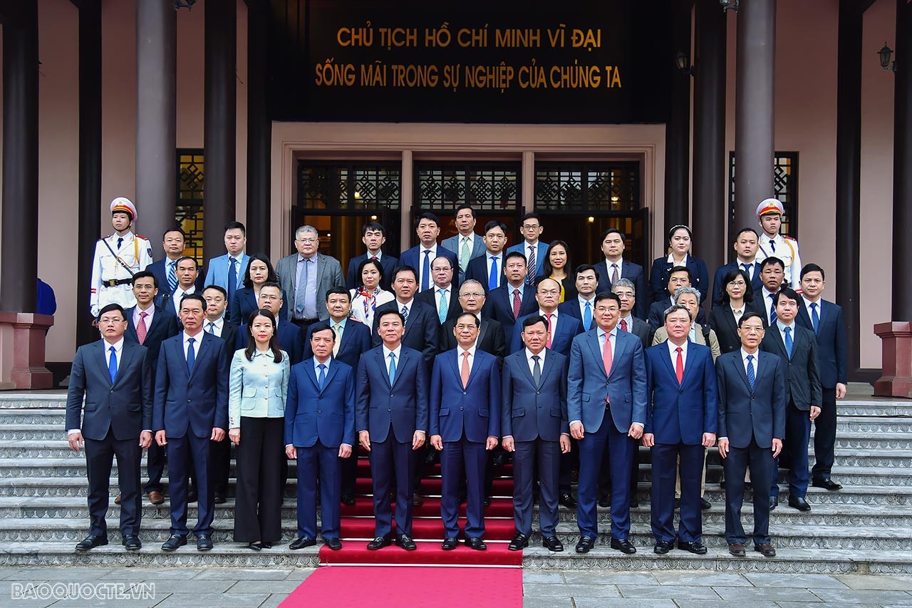 Bộ trưởng Ngoại giao Bùi Thanh Sơn dâng hương tại Khu văn hóa tưởng niệm Chủ tịch Hồ Chí Minh, tỉnh Thanh Hóa