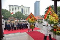 Bộ trưởng Ngoại giao Bùi Thanh Sơn dâng hương tại Khu văn hóa tưởng niệm Chủ tịch Hồ Chí Minh, tỉnh Thanh Hóa