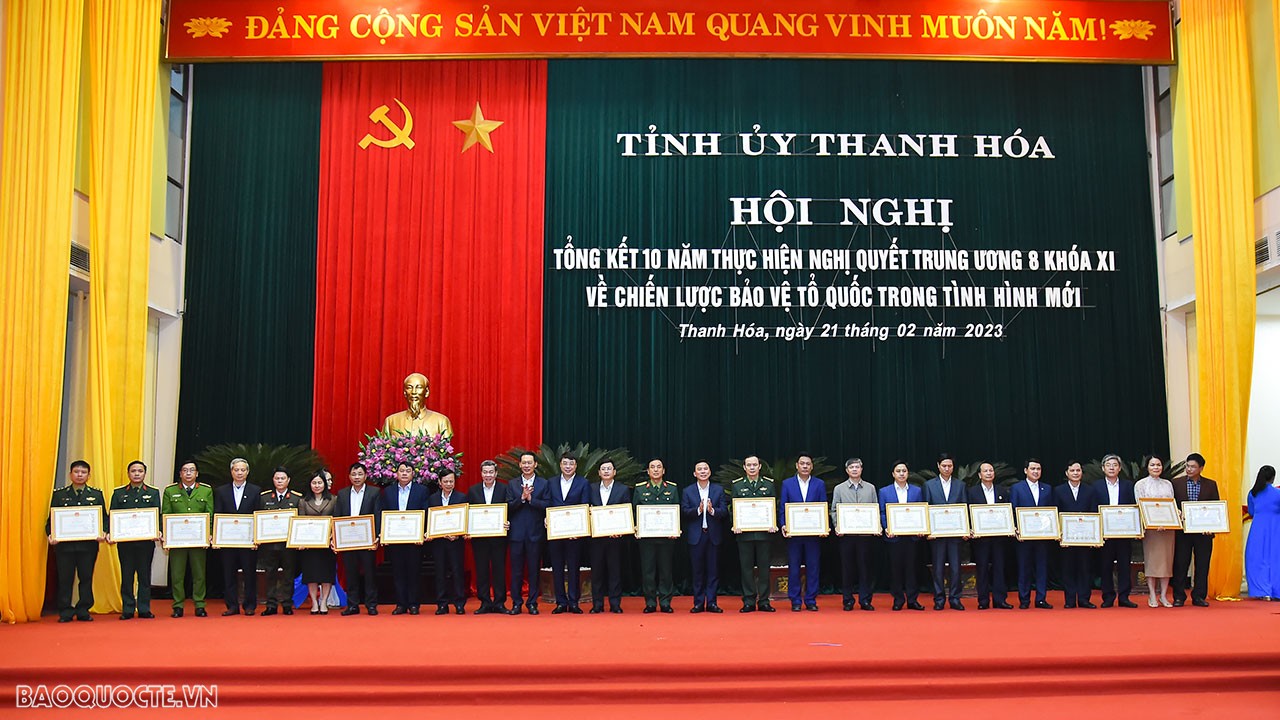 Bí thư Tỉnh ủy Thanh Hóa Đỗ Trọng Hưng trao Bằng khen cho các cá nhân có thành tích xuất sắc trong 10 năm triển khai thực hiện Nghị quyết Trung ương 8 (khóa XI) về Chiến lược bảo vệ Tổ quốc trong tỉnh hình mới.