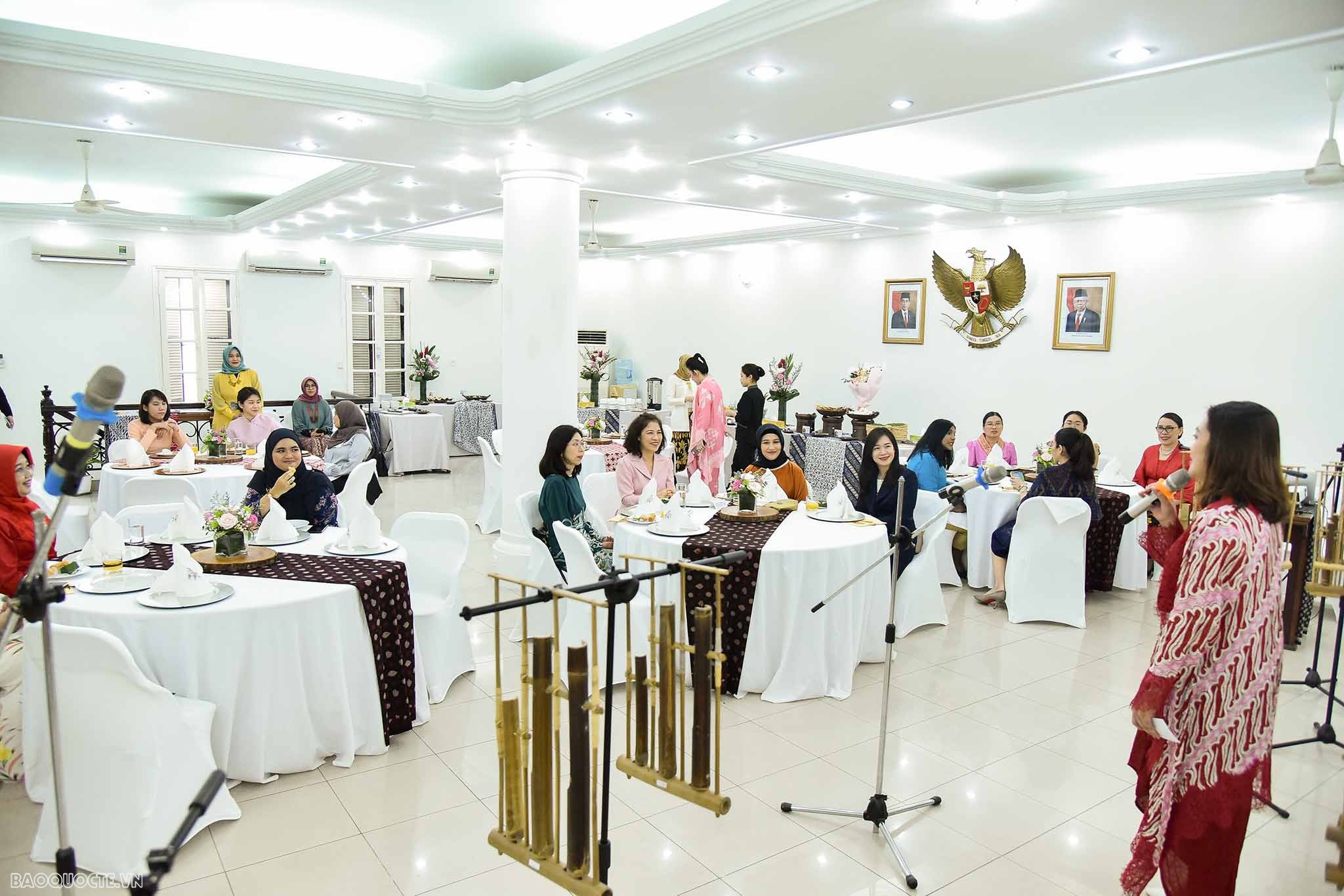 Nhóm AWCH trải nghiệm chơi đàn Angklung của Indonesia