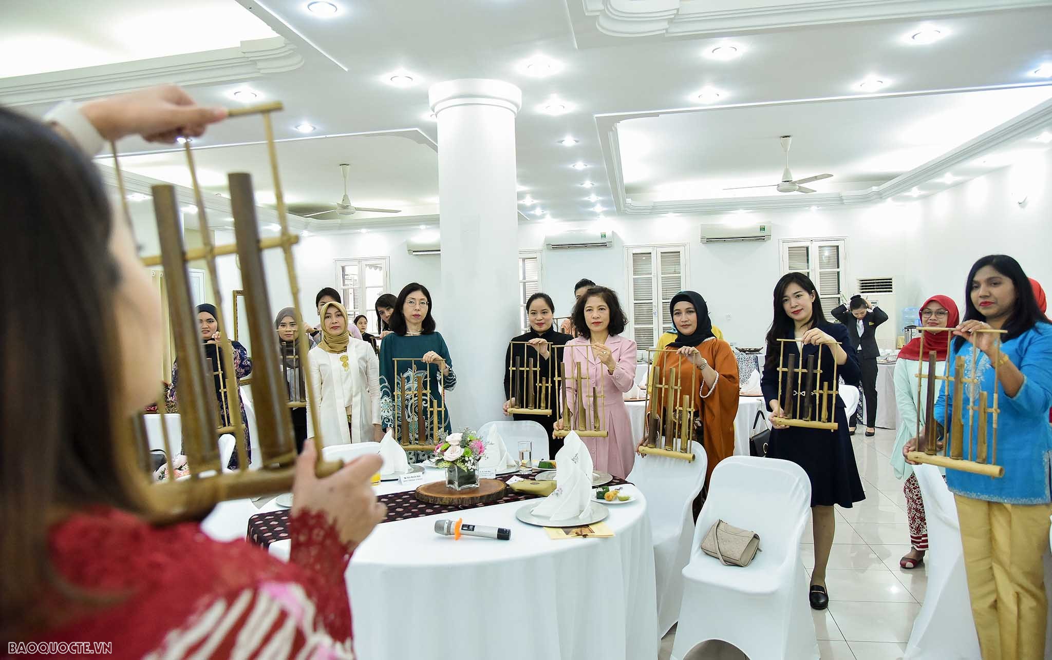 Nhóm AWCH trải nghiệm chơi đàn Angklung của Indonesia