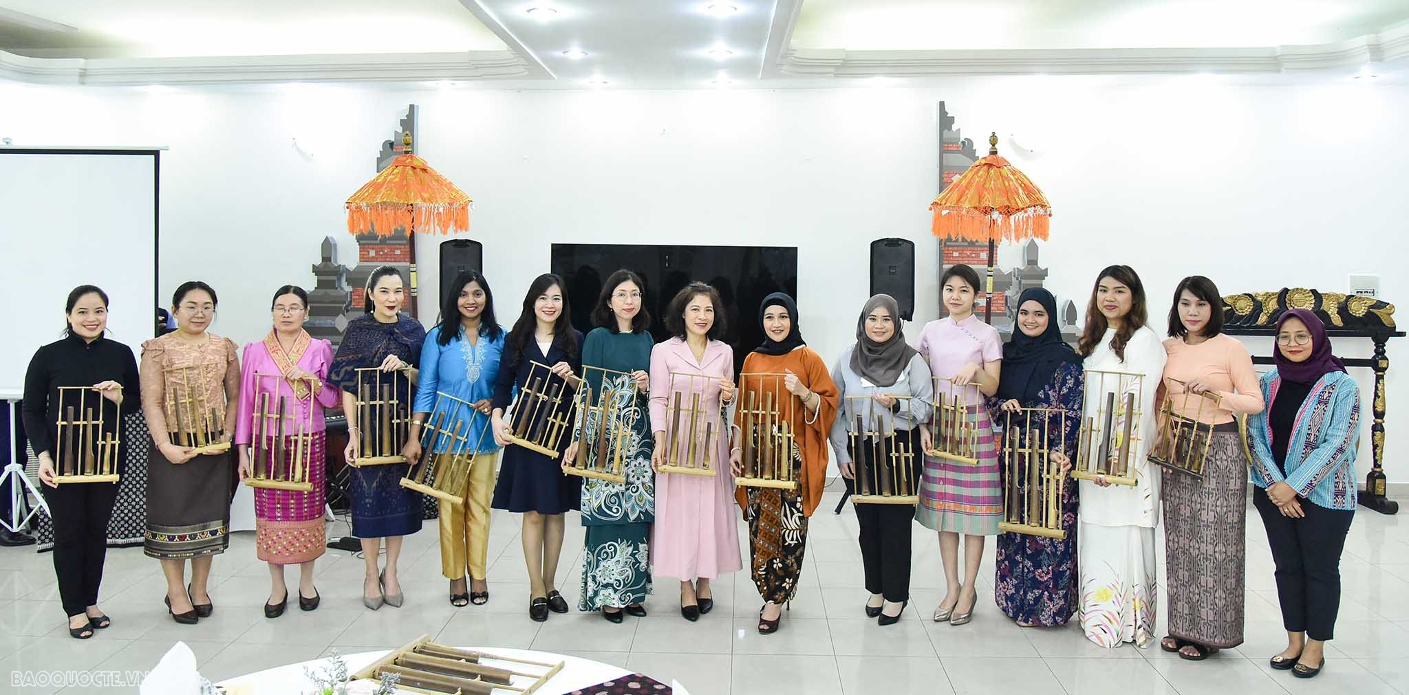 Nhóm AWCH trải nghiệm chơi đàn Angklung của Indonesia