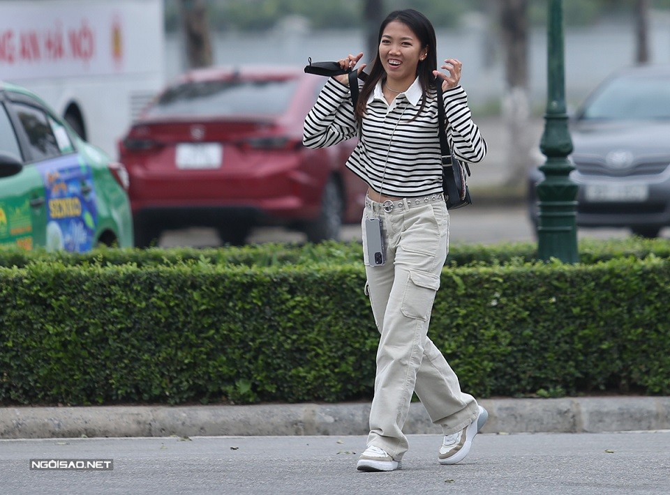 Huỳnh Như có mặt tại Trung tâm PVF (Hưng Yên) để cổ vũ cho CLB TP HCM ở trận đấu với Than Khoáng sản Việt Nam tại Cup Quốc gia nữ 2023. Huỳnh Như mới về nước hôm 19/2 sau 6 tháng sang Bồ Đào Nha thi đấu cho đội nữ Lank FC.