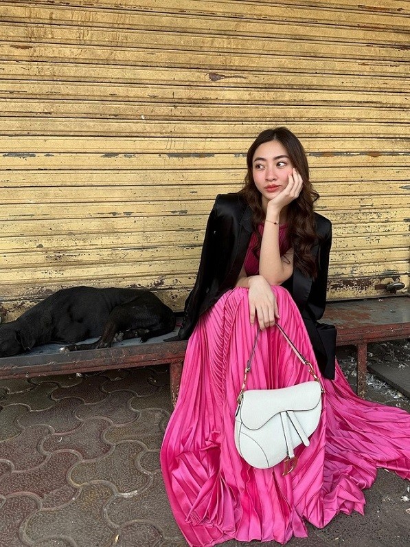 Hoa hậu Lương Thùy Linh diện váy hồng dài thướt tha tham quan, dạo chơi ở chợ Ấn Độ