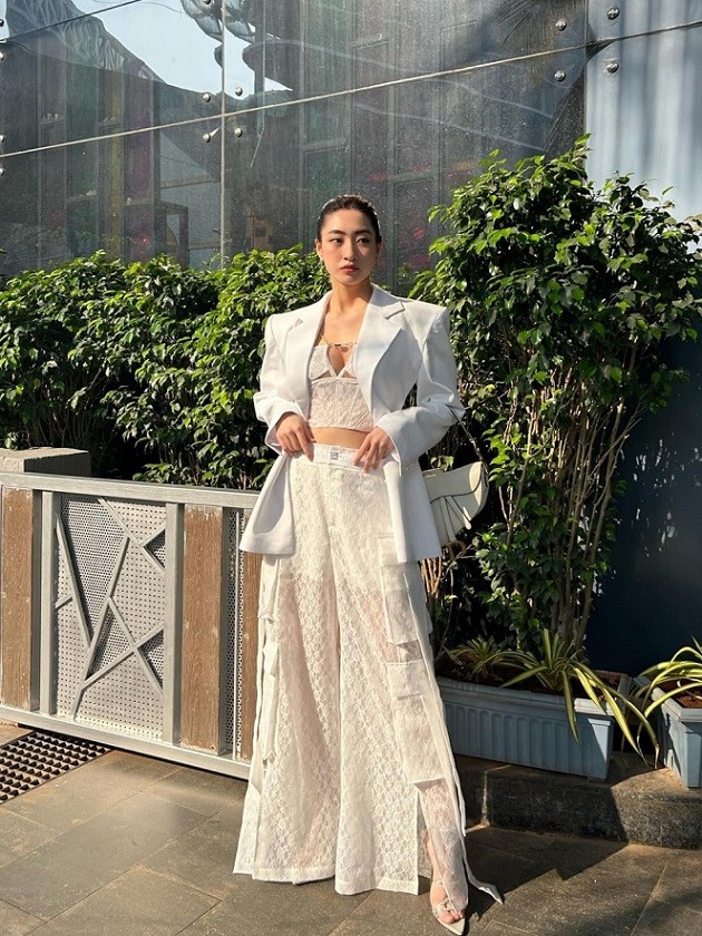 Hoa hậu Lương Thùy Linh diện váy hồng dài thướt tha tham quan, dạo chơi ở chợ Ấn Độ