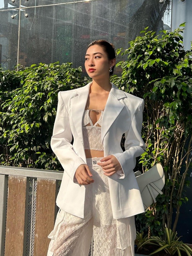 Hoa hậu Lương Thùy Linh diện váy hồng dài thướt tha tham quan, dạo chơi ở chợ Ấn Độ