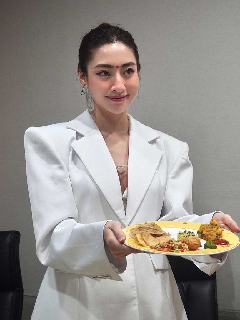 Hoa hậu Lương Thùy Linh diện váy hồng dài thướt tha tham quan, dạo chơi ở chợ Ấn Độ