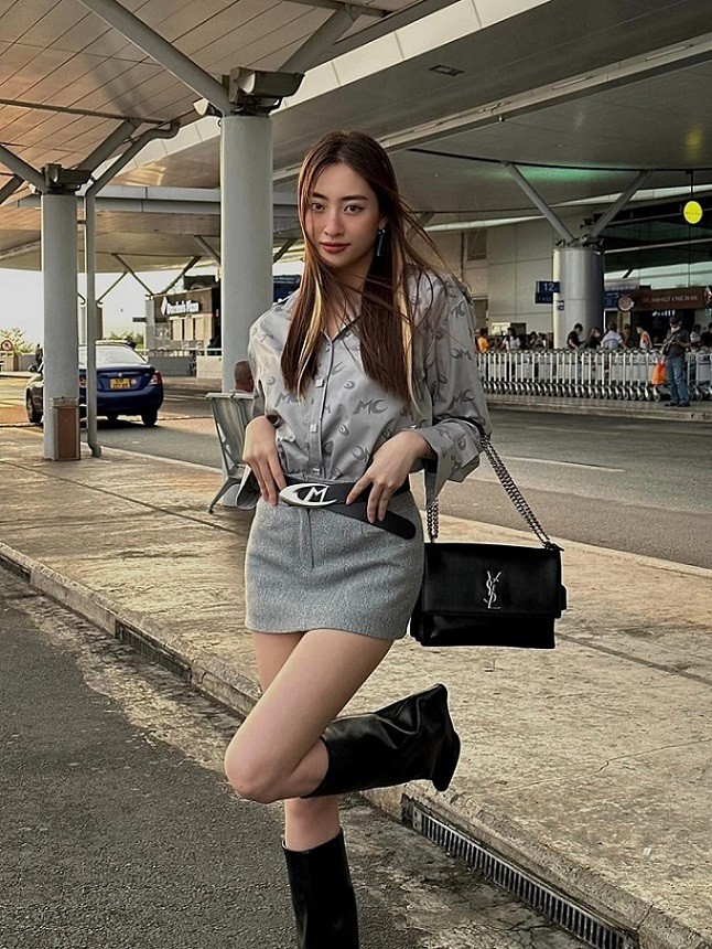 Hoa hậu Lương Thùy Linh diện váy hồng dài thướt tha tham quan, dạo chơi ở chợ Ấn Độ