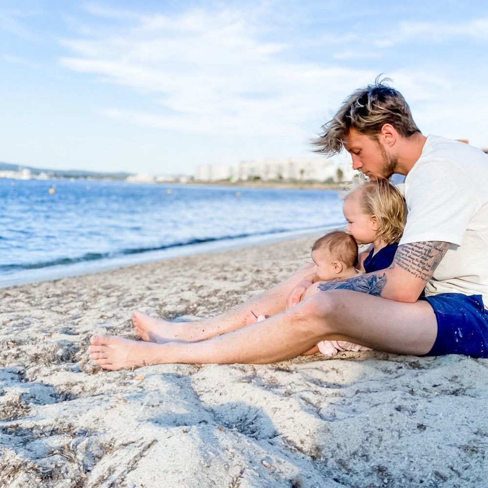 MU: Cuộc sống hạnh phúc của Wout Weghorst  bên bạn và 3 'công chúa' nhỏ