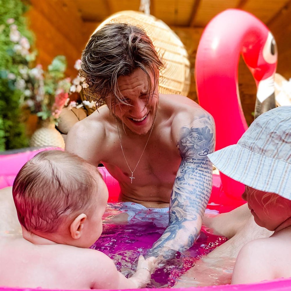 MU: Cuộc sống hạnh phúc của Wout Weghorst  bên bạn và 3 'công chúa' nhỏ