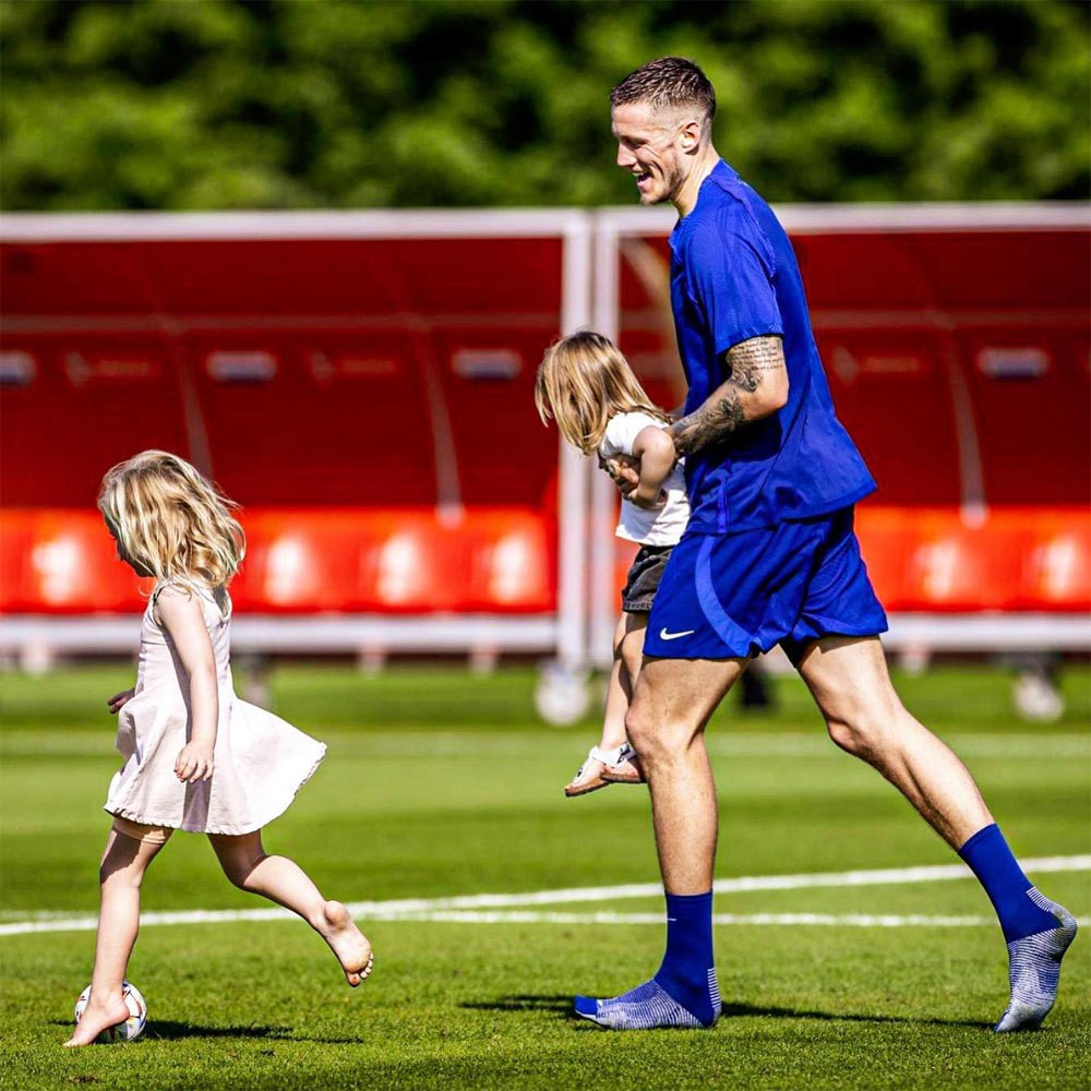 MU: Cuộc sống hạnh phúc của Wout Weghorst  bên bạn và 3 'công chúa' nhỏ