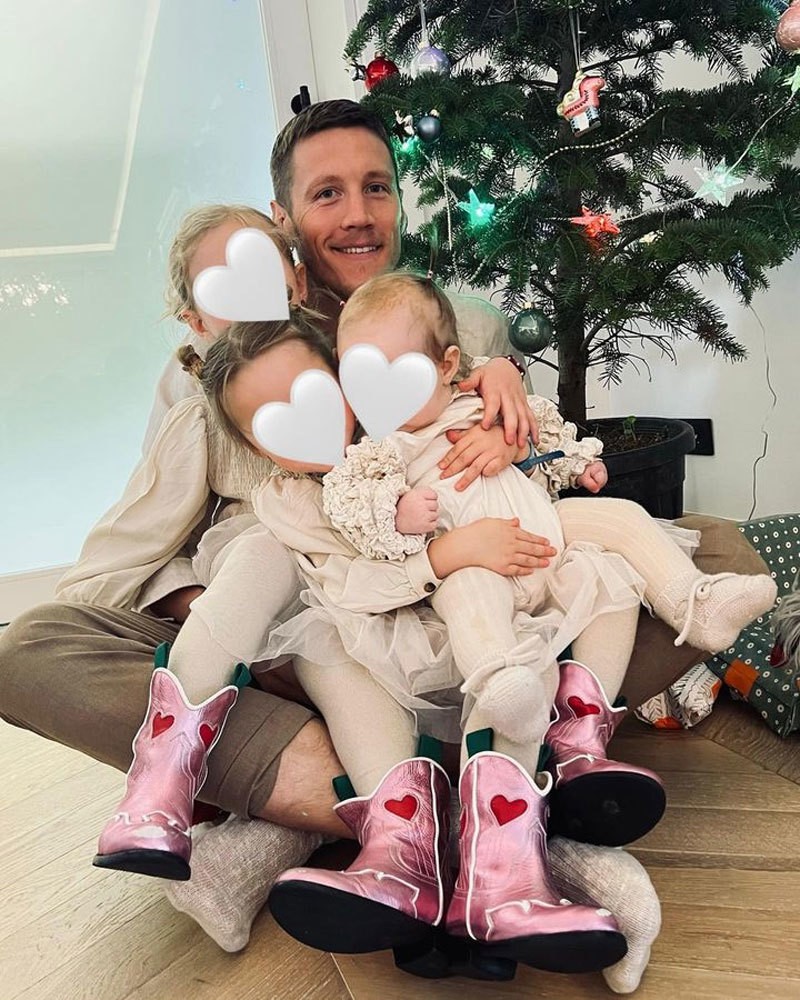 MU: Cuộc sống hạnh phúc của Wout Weghorst  bên bạn và 3 'công chúa' nhỏ