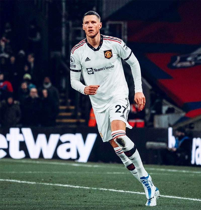 MU: Cuộc sống hạnh phúc của Wout Weghorst  bên bạn và 3 'công chúa' nhỏ