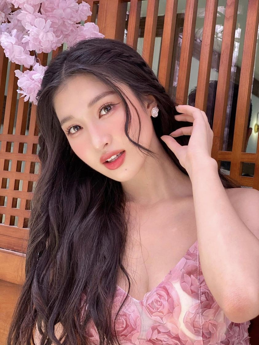 Á hậu Phương Nhi lại lên đồ sang chảnh