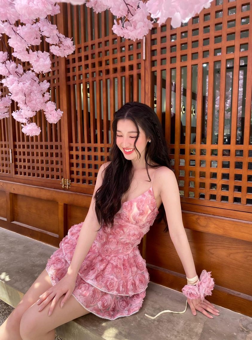 Á hậu Phương Nhi lại lên đồ sang chảnh