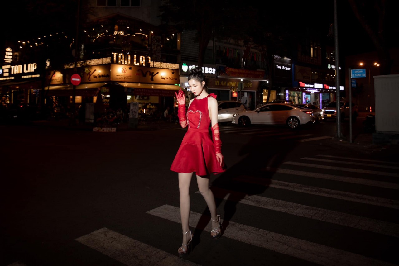 Á hậu Phương Nhi lại lên đồ sang chảnh