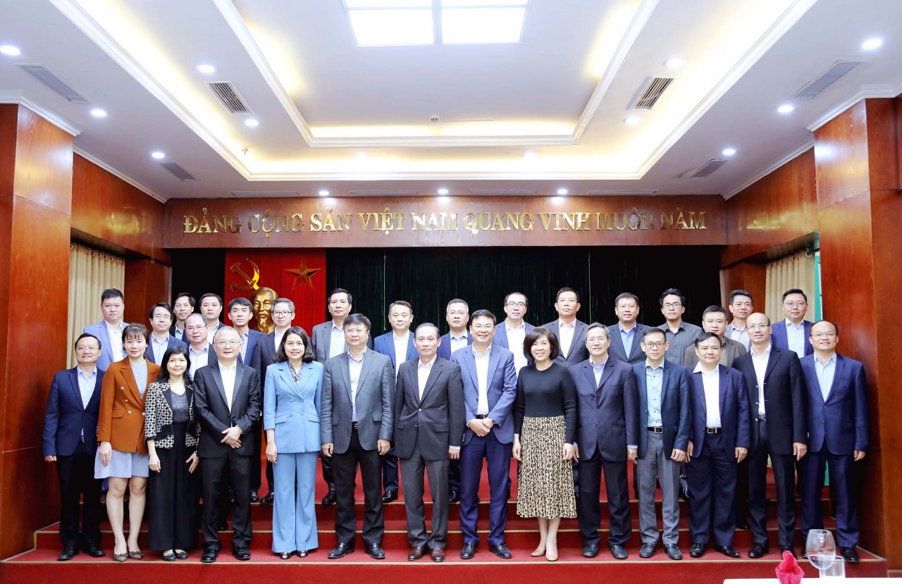 Trưởng Ban Đối ngoại Trung ương Lê Hoài Trung, Thứ trưởng Phạm Quang Hiệu chụp ảnh lưu niệm với Đoàn Trưởng Cơ quan đại diện. (Ảnh: Quang Hòa) Trưởng Ban Đối ngoại Trung ương Lê Hoài Trung, Thứ trưởng Phạm Quang Hiệu chụp ảnh lưu niệm với Đoàn Trưởng Cơ quan đại diện. (Ảnh: Quang Hòa)