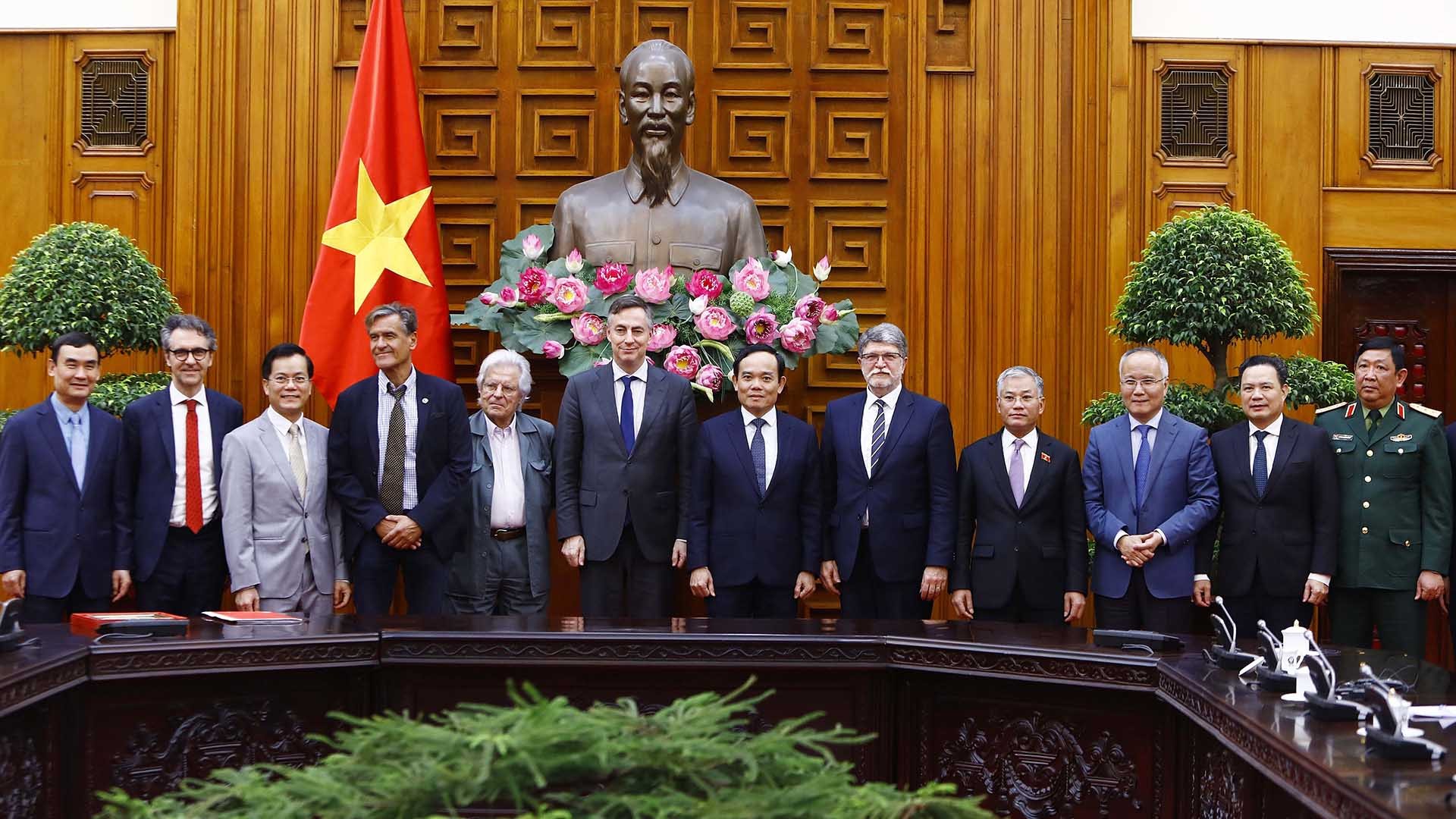 Các đại biểu chụp ảnh lưu niệm. (Nguồn: TTXVN)