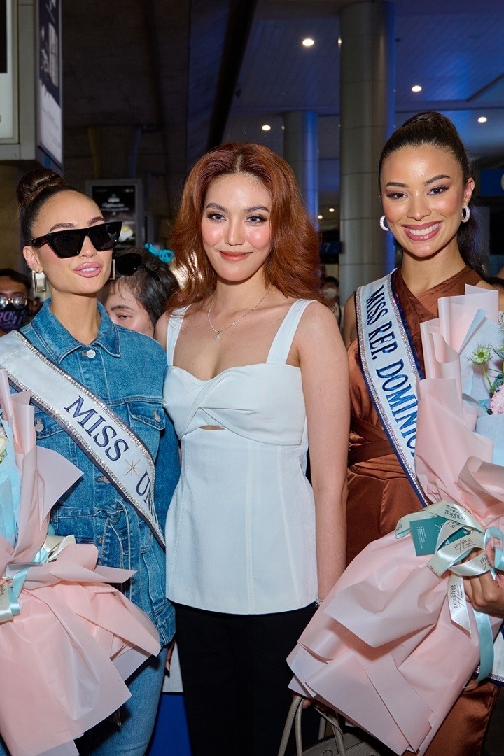 Lan Khuê diện đồ tối giản, có mặt từ sớm để đại diện đơn vị tổ chức sự kiện ở Việt Nam chào đón hai người đẹp quốc tế: Miss Universe R'Bonney Nola (người Mỹ gốc Philippines - trái) và á hậu 1 Andreína Martínez (người Cộng hòa Dominica). Ví lý do riêng, á hậu 2 Curaçao Gabriëla Dos Santos vắng mặt phút chót. Lan Khuê diện đồ tối giản, có mặt từ sớm để đại diện đơn vị tổ chức sự kiện ở Việt Nam chào đón hai người đẹp quốc tế: Miss Universe R'Bonney Nola (người Mỹ gốc Philippines - trái) và á hậu 1 Andreína Martínez (người Cộng hòa Dominica). Ví lý do riêng, á hậu 2 Curaçao Gabriëla Dos Santos vắng mặt phút chót.