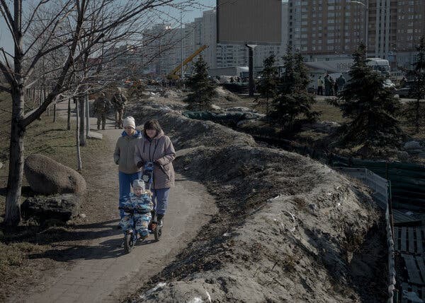 Người dân đi dọc theo hệ thống hào ở Kiev, Ukraine, ngày 23/2. Thủ đô của Ukraine đã chuẩn bị tinh thần cho các cuộc tấn công có thể xảy ra của Nga. (Nguồn: The New York Times)