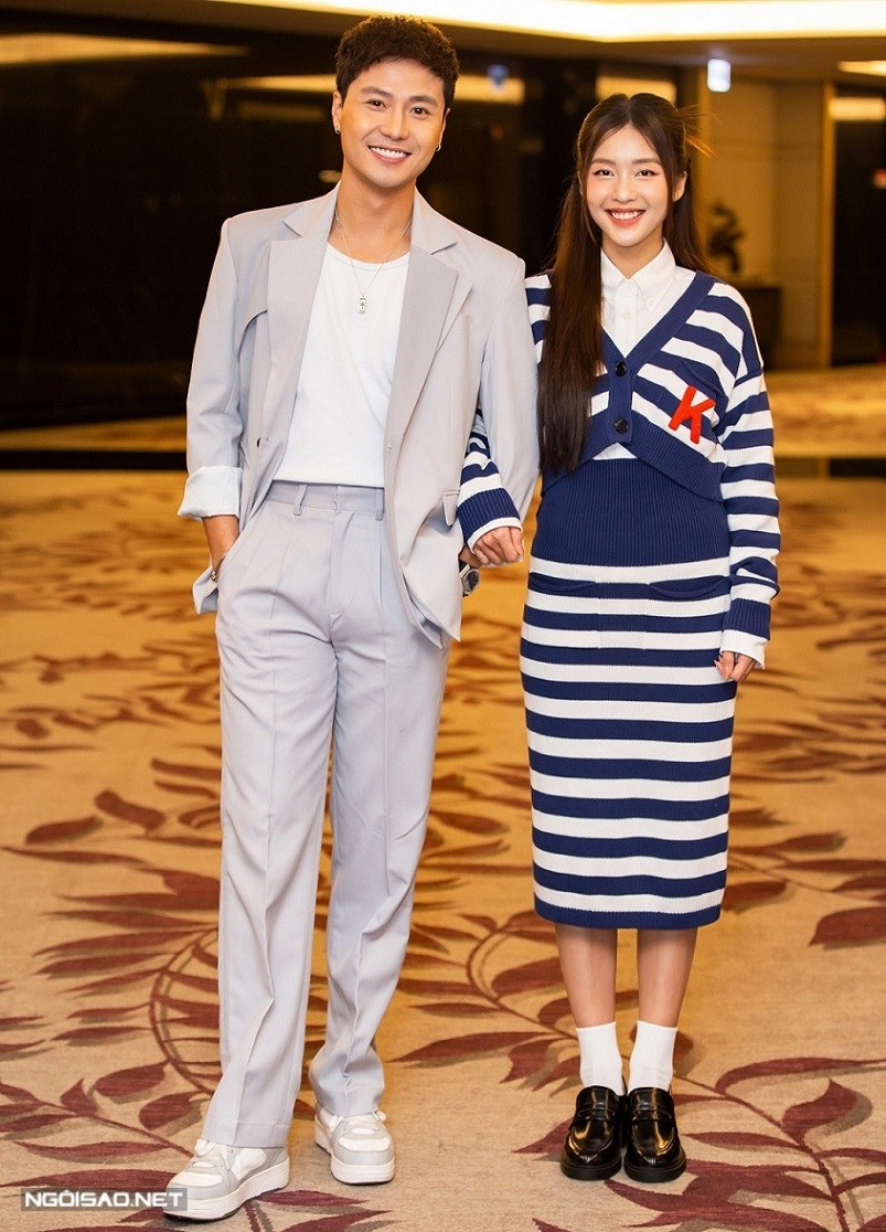 Hai diễn viên tái ngộ, làm vợ chồng của nhau trong phim 'Gia đình mình vui bất thình lình'. Thanh Sơn tỏ ra ngại ngùng, né tránh những câu hỏi về tin đồn 'phim giả tình thật' của cả hai. Trong khi đó, Khả Ngân bỏ lửng câu hỏi về chuyện tình cảm vì muốn khán giả tập trung hơn vào nội dung phim.  Thanh Sơn - Khả Ngân vào vai cặp vợ chồng mới cưới, gặp nhiều chuyện dở khóc dở cười khi sống chung một mái nhà với bố mẹ và các anh chị. Khả Ngân cho biết cô rất bất ngờ khi hai đạo diễn Đỗ Linh - Đức Hiếu tiếp tục chọn mình và Thanh Sơn đóng cặp. Họ cùng cố gắng để xóa nhòa hình ảnh trong phim '11 tháng 5 ngày' từng gây ấn tượng với khán giả.