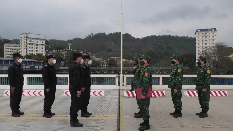 Trao đổi thông tin tuần tra trực tiếp trên cửa khẩu Việt Nam-Trung Quốc