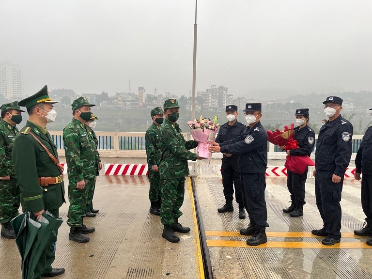 Trao đổi thông tin tuần tra trực tiếp trên cửa khẩu Việt Nam-Trung Quốc