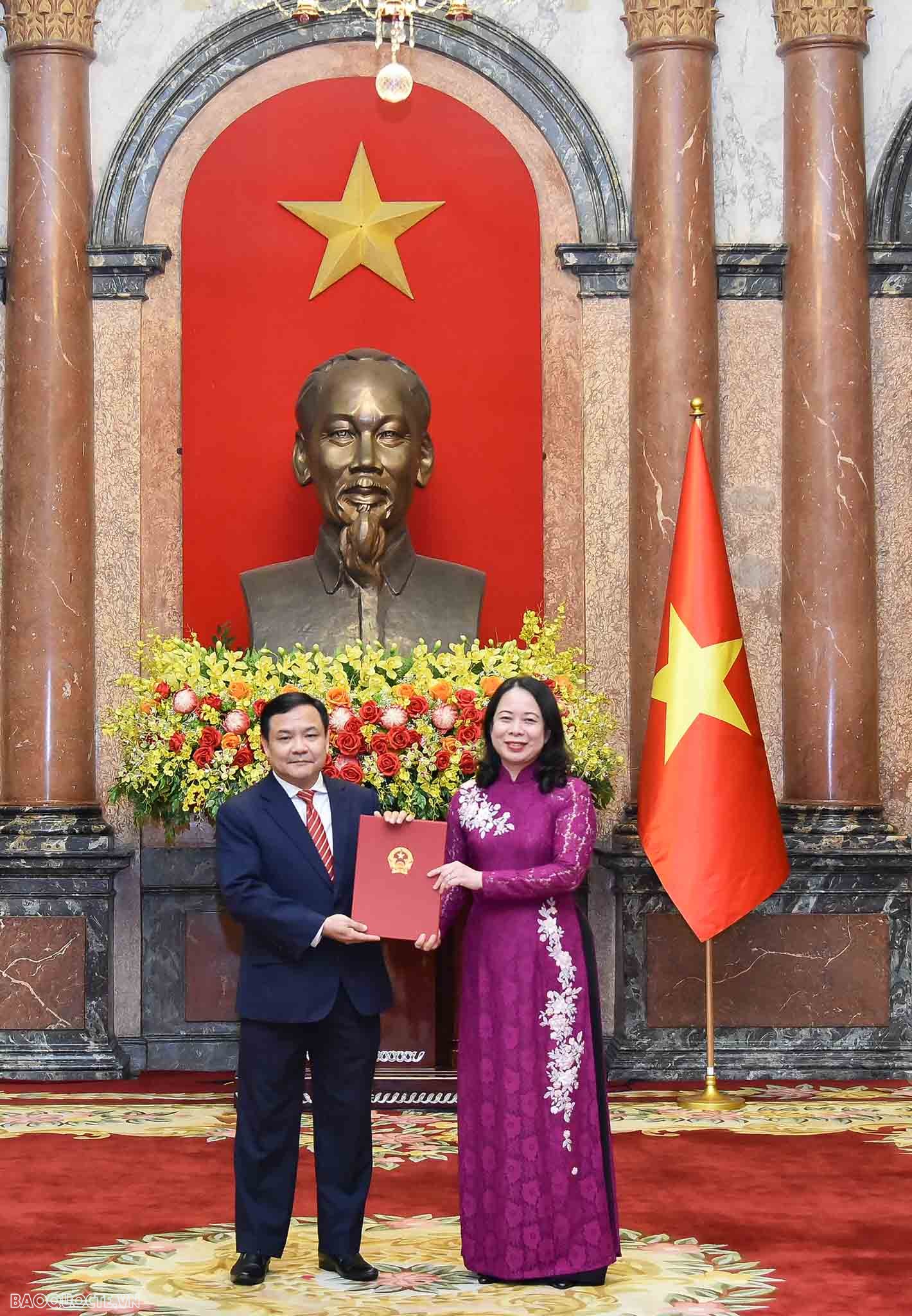 Những hình ảnh Quyền Chủ tịch nước trao quyết định bổ nhiệm cho 15 Đại sứ Việt Nam tại nước ngoài nhiệm kỳ 2023-2026
