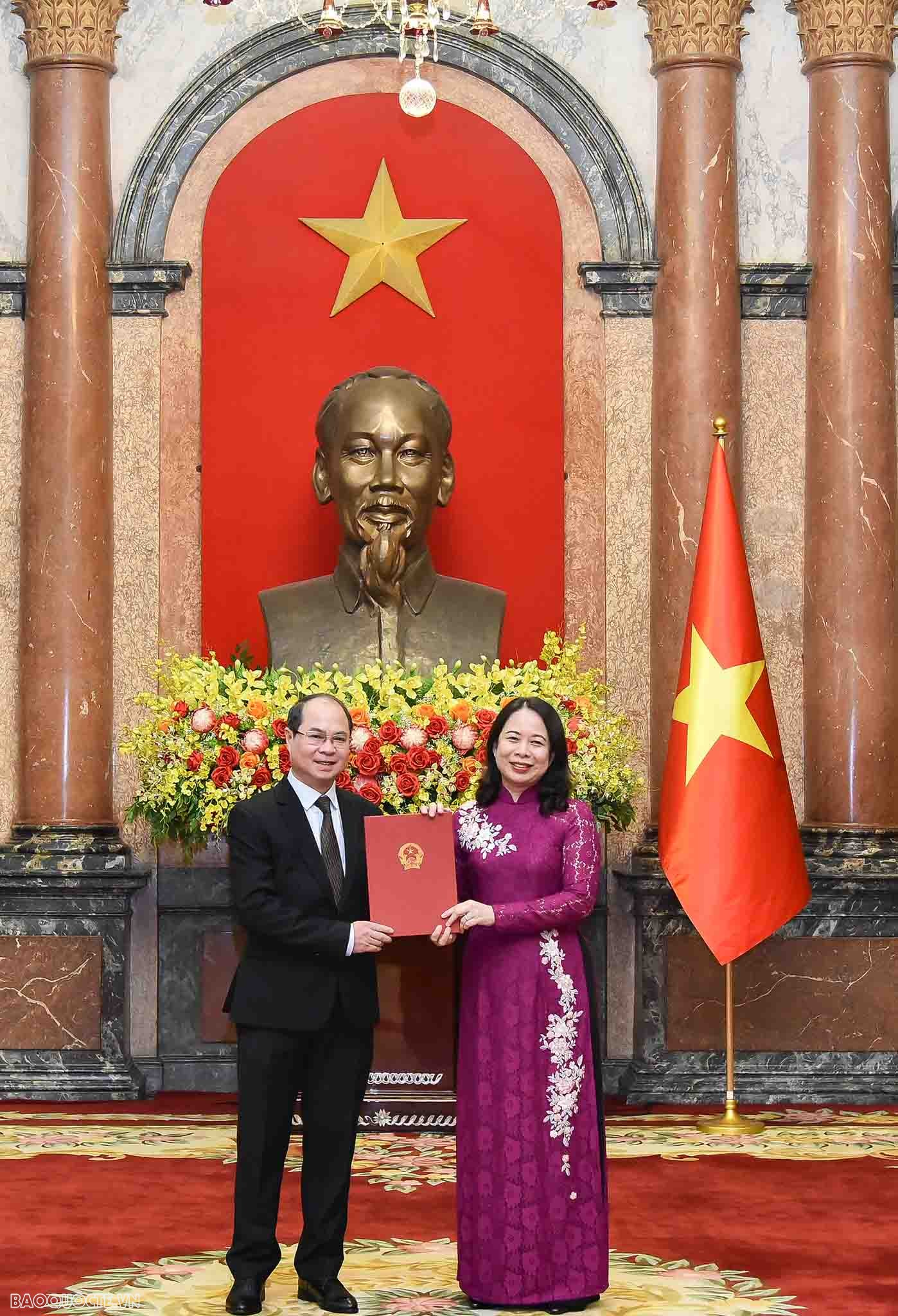 Những hình ảnh Quyền Chủ tịch nước trao quyết định bổ nhiệm cho 15 Đại sứ Việt Nam tại nước ngoài nhiệm kỳ 2023-2026