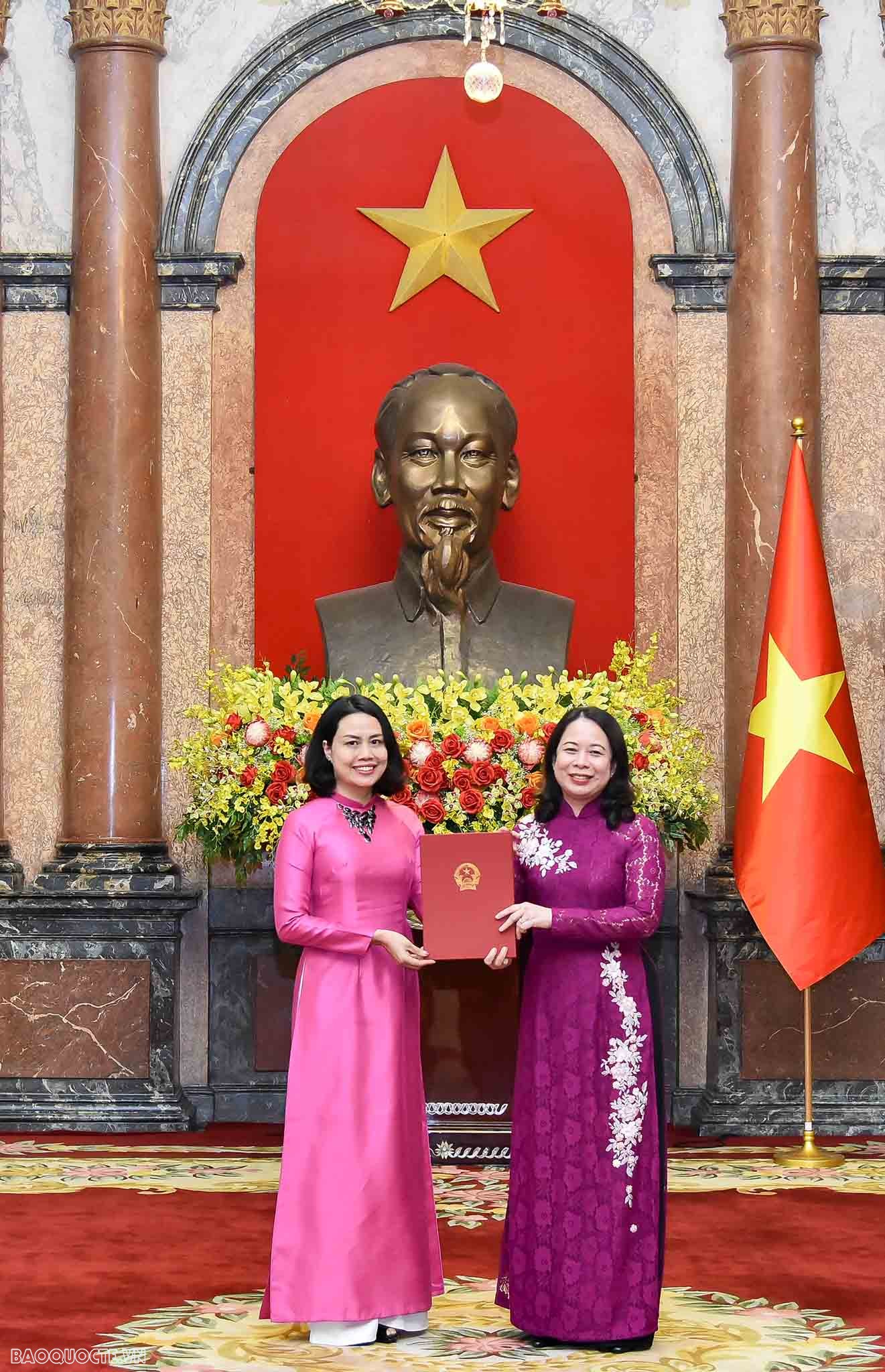 Những hình ảnh Quyền Chủ tịch nước trao quyết định bổ nhiệm cho 15 Đại sứ Việt Nam tại nước ngoài nhiệm kỳ 2023-2026