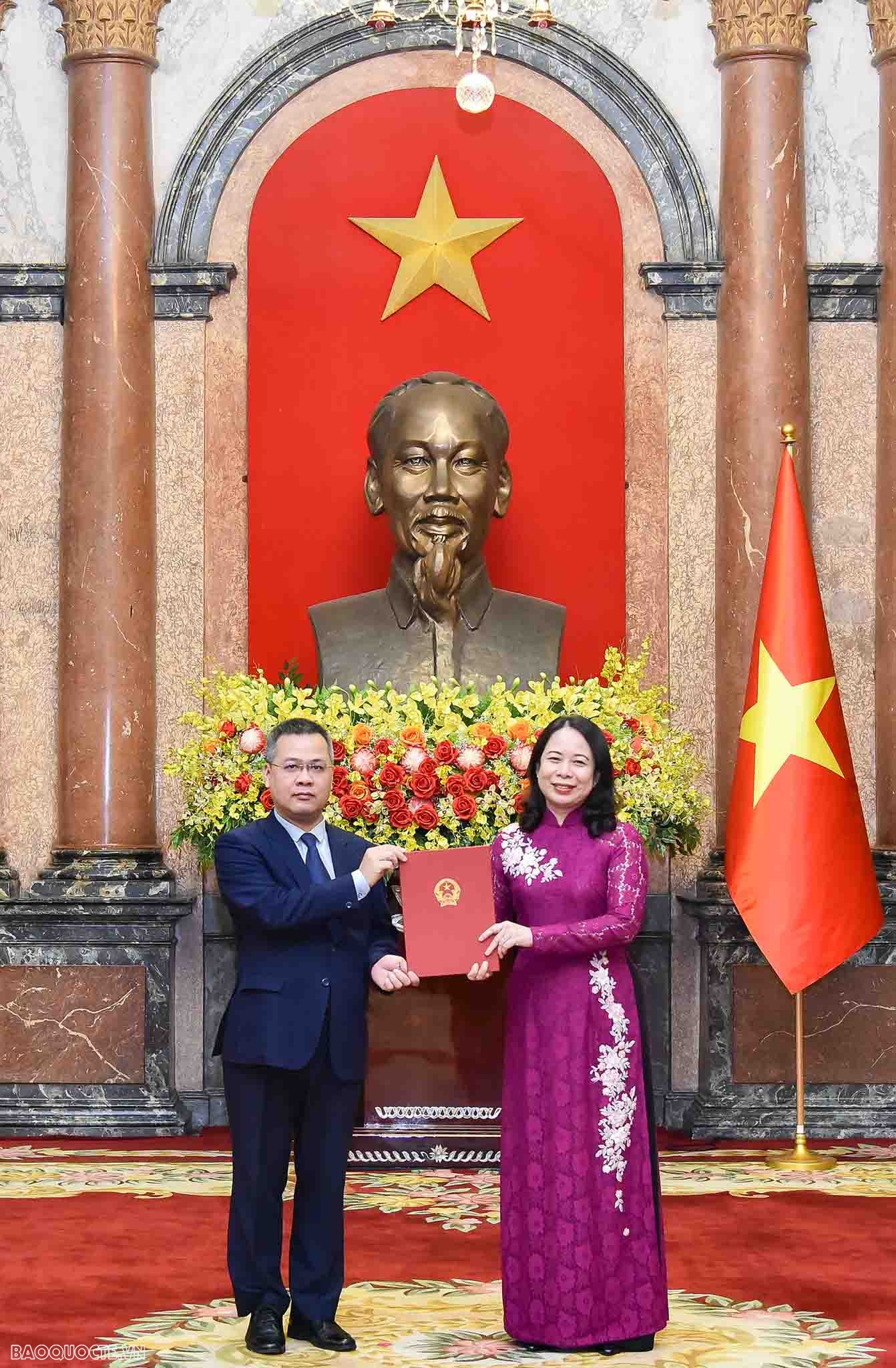 Quyền Chủ tịch nước Võ Thị Ánh Xuân trao Quyết định cho ông Dương Chính Chức - người được chỉ định làm Đại sứ đặc mệnh toàn quyền nước Cộng hòa xã hội chủ nghĩa Việt Nam tại Cộng hòa Angol, kiêm nhiệm Cộng hòa Congo, Cộng hòa Zambia, Cộng hòa Dân chủ Cong