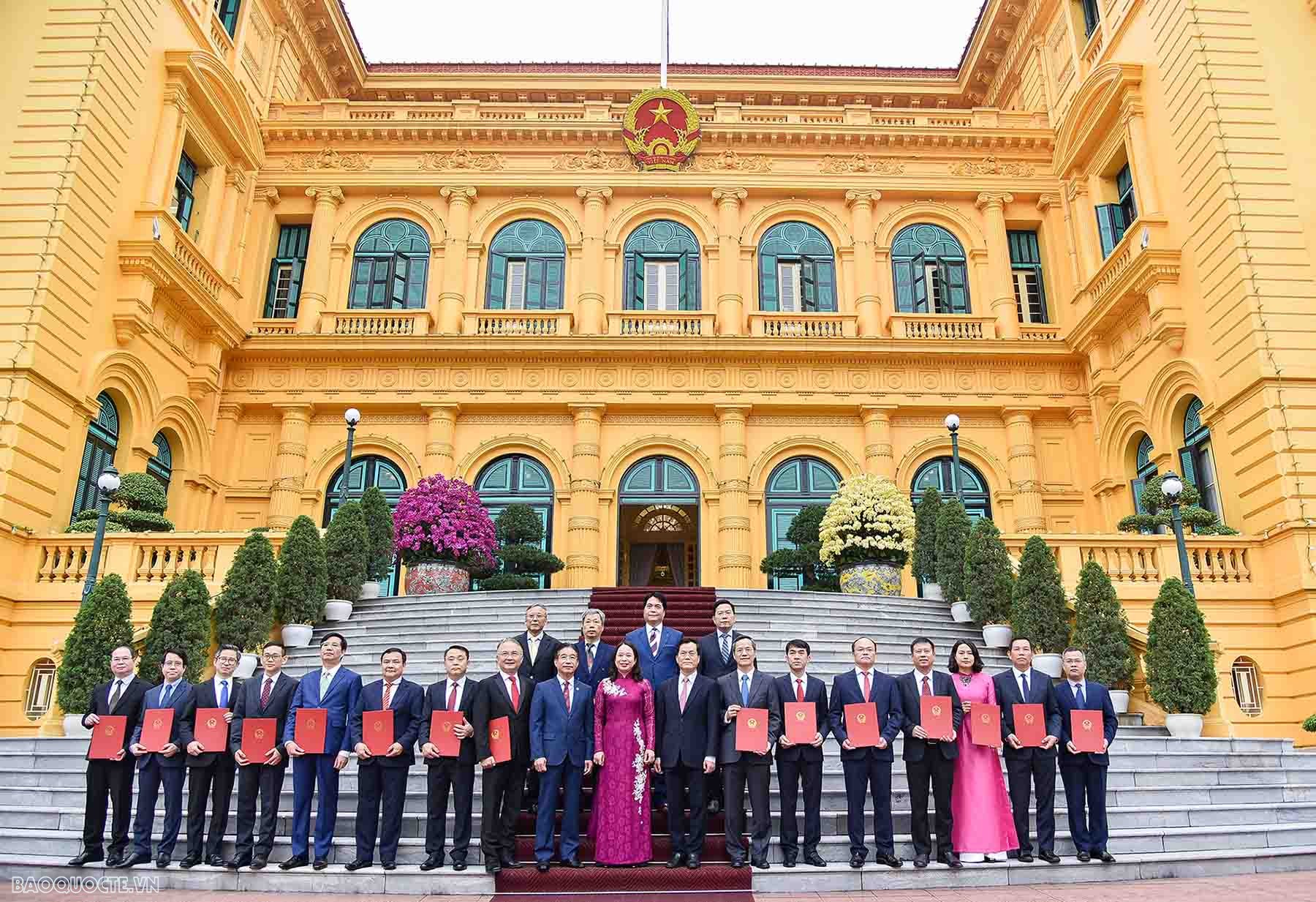 Quyền Chủ tịch nước giao nhiệm vụ cho các Đại sứ Việt Nam ở nước ngoài nhiệm kỳ 2023-2026 Quyền Chủ tịch nước giao nhiệm vụ cho các Đại sứ Việt Nam ở nước ngoài nhiệm kỳ 2023-2026