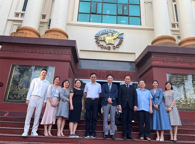 Ban lãnh đạo công ty KENMEI cùng đối tác Nhật Bản chụp ảnh lưu niệm cùng Ban lãnh đạo trường Đại học Phương Đông.
