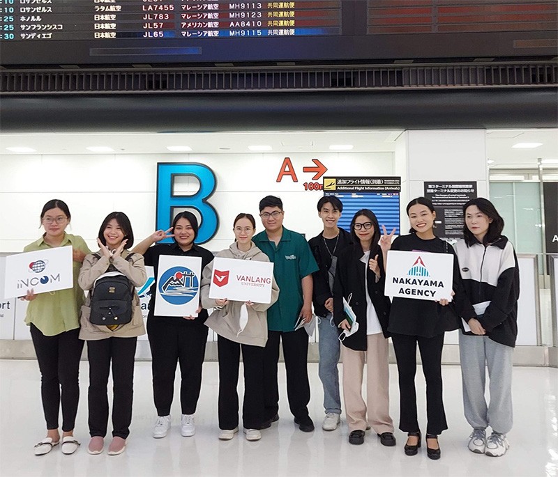 Đoàn sinh viên Intership trường Đại Học Văn Lang nhập cảnh Nhật Bản.