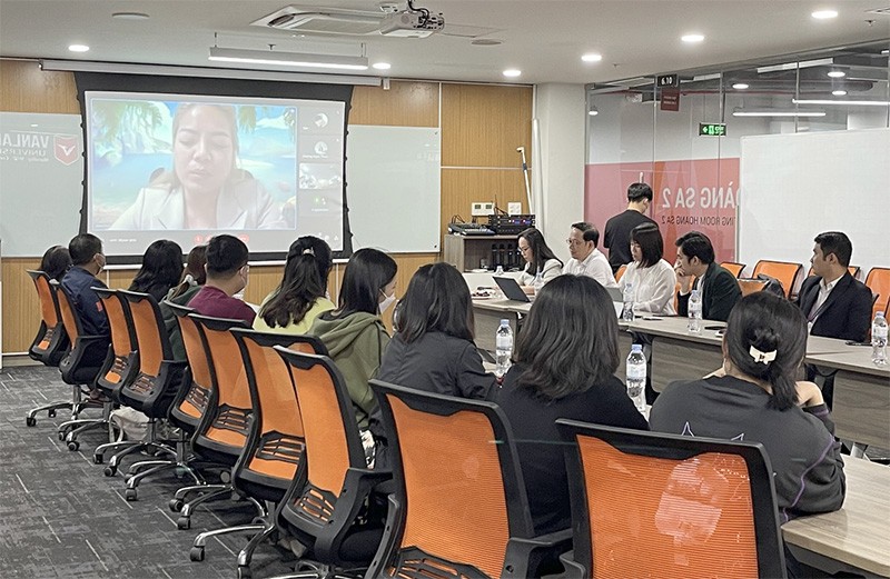 Doanh nhân Trịnh Hiền làm việc Online trực tiếp với Ban lãnh đạo trường Đại học Văn Lang.