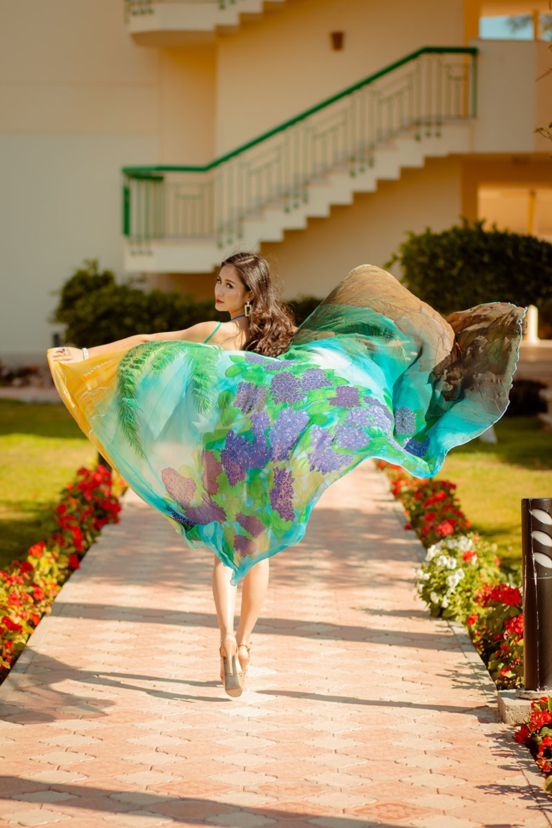 Tà áo lụa đặc biệt mang hình ảnh quê hương Đồng Bằng Sông Cửu Long đồng hành cùng Thanh Hà trong cuộc thi năm nay