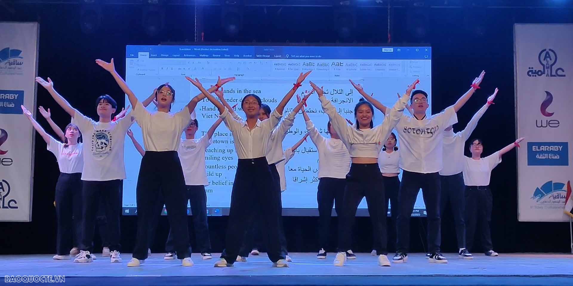 Các em sinh viên Việt Nam đang học tiếng Arab tại Ai Cập mang đến những tiết mục văn nghệ đặc sắc. Các em sinh viên Việt Nam đang học tiếng Arab tại Ai Cập mang đến những tiết mục văn nghệ đặc sắc.